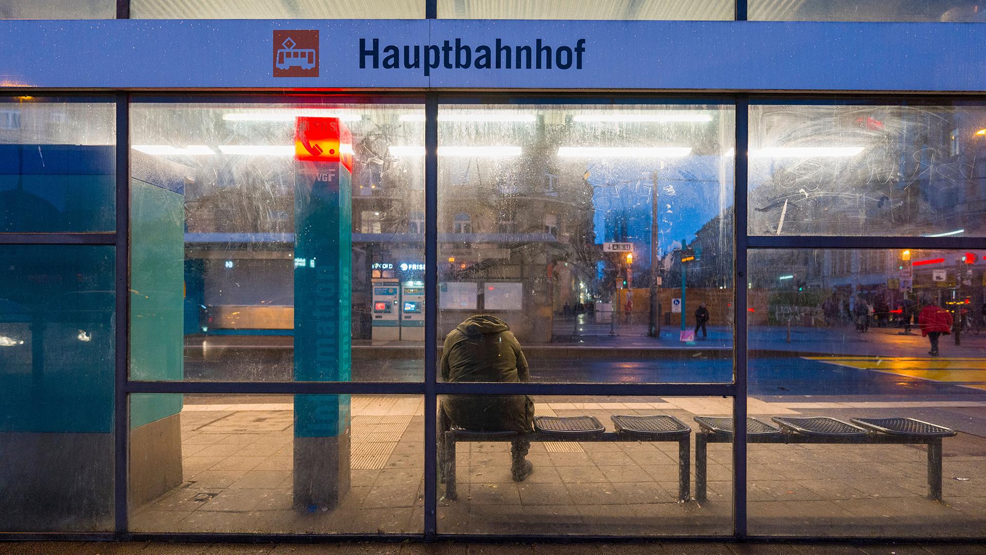 Ein Mann wartet an der Stra�enbahnhaltestelle Hauptbahnhof in Frankfurt/Main auf ein �ffentliches Verkehrsmittel. | Andreas Arnold/dpa