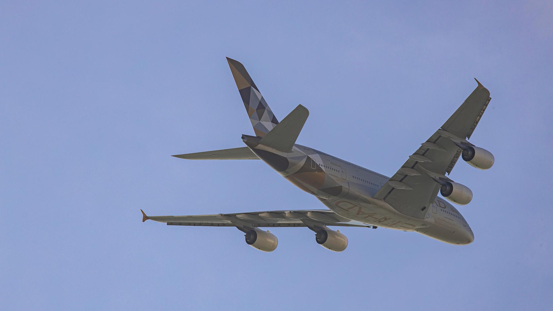 Ein Etihad Airways Airbus A380 ist am Himmel zu sehen. | picture alliance / NurPhoto