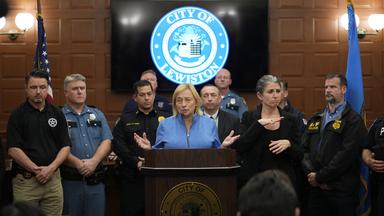 Janet Mills während der Pressekonferenz