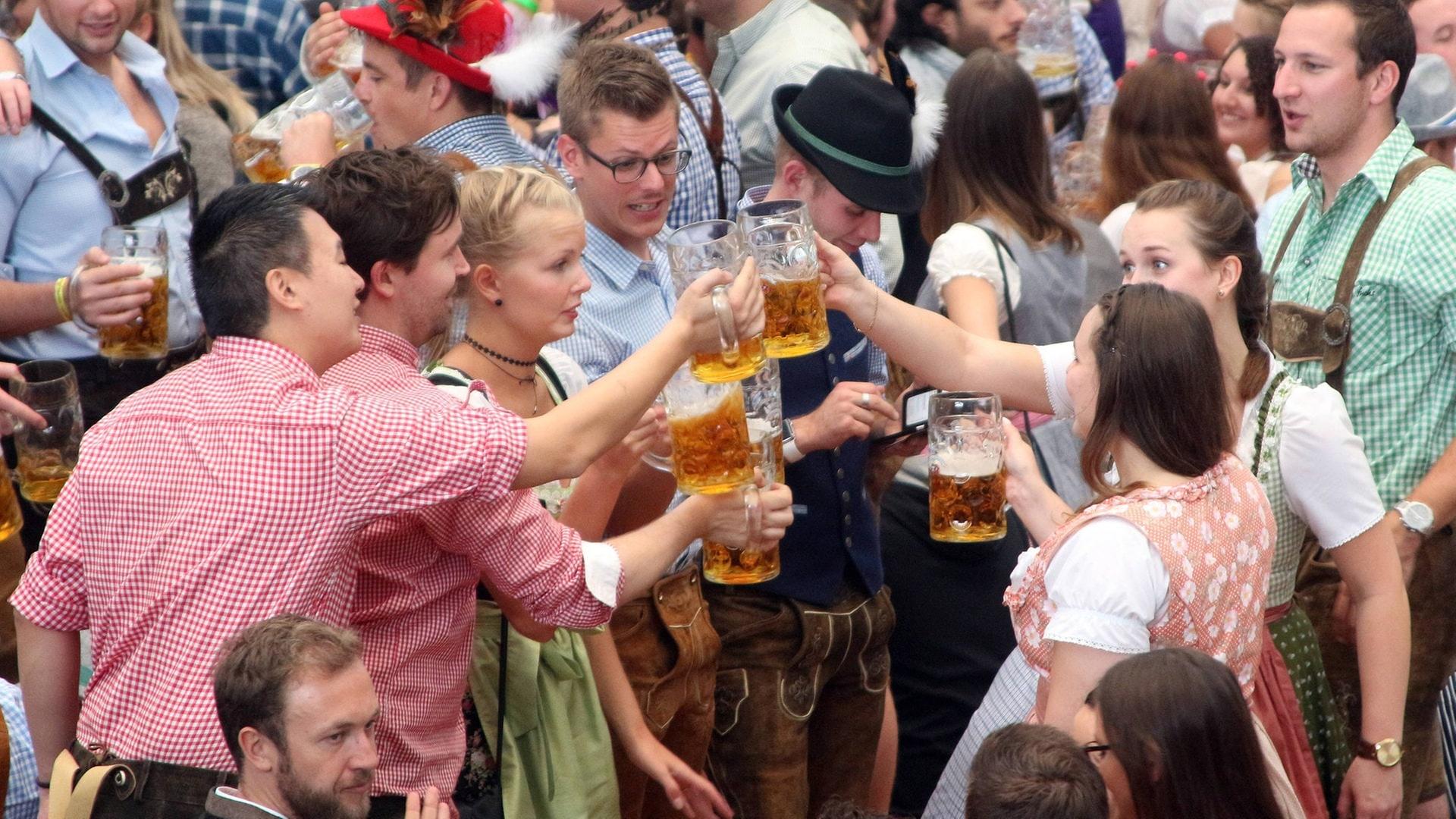 Auf dem Mainzer Oktoberfest kann nun doch ausgelassen gefeiert werden. | IMAGO, Ralph Peters