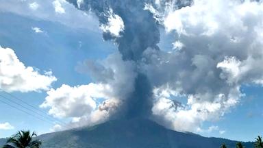 Der indonesische Vulkan Lewotobi Laki-Laki ist ausgebrochen.
