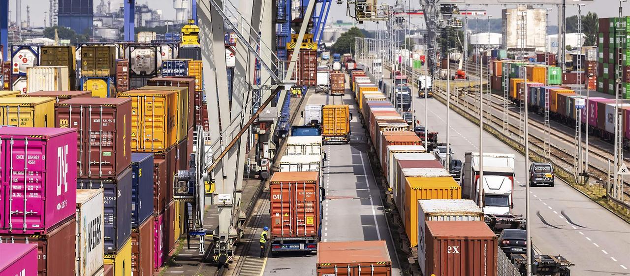 Container werden verladen im Binnenhafen Mannheim.