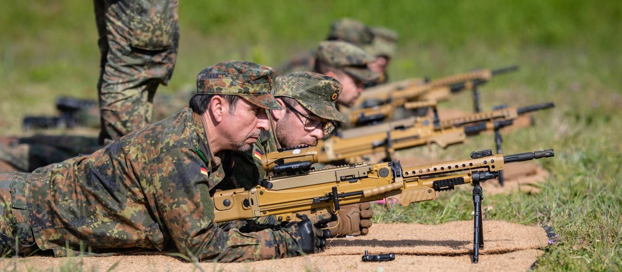 Reservisten der Bundeswehr üben während der Heimatschutzübung National Guardian 2024 auf dem Gelände der Kirchfeld Kaserne den Umgang mit einem Maschinengewehr vom Typ MG5. (Archivbild: 26.04.2024)