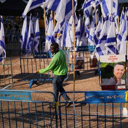 Ein Arbeiter reinigt den Boden auf dem Platz der Geiseln in Tel Aviv.