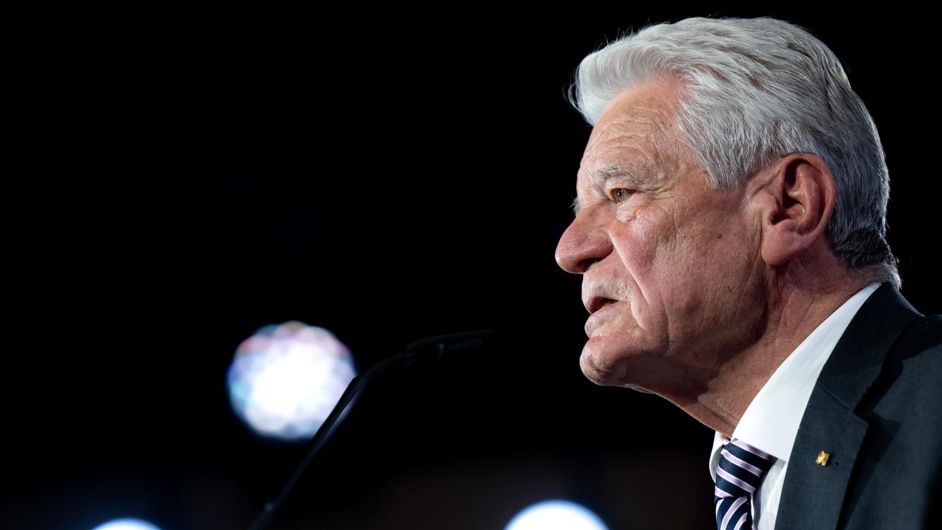 Der ehemalige Bundespräsident Joachim Gauck spricht auf einer Veranstaltung. | dpa