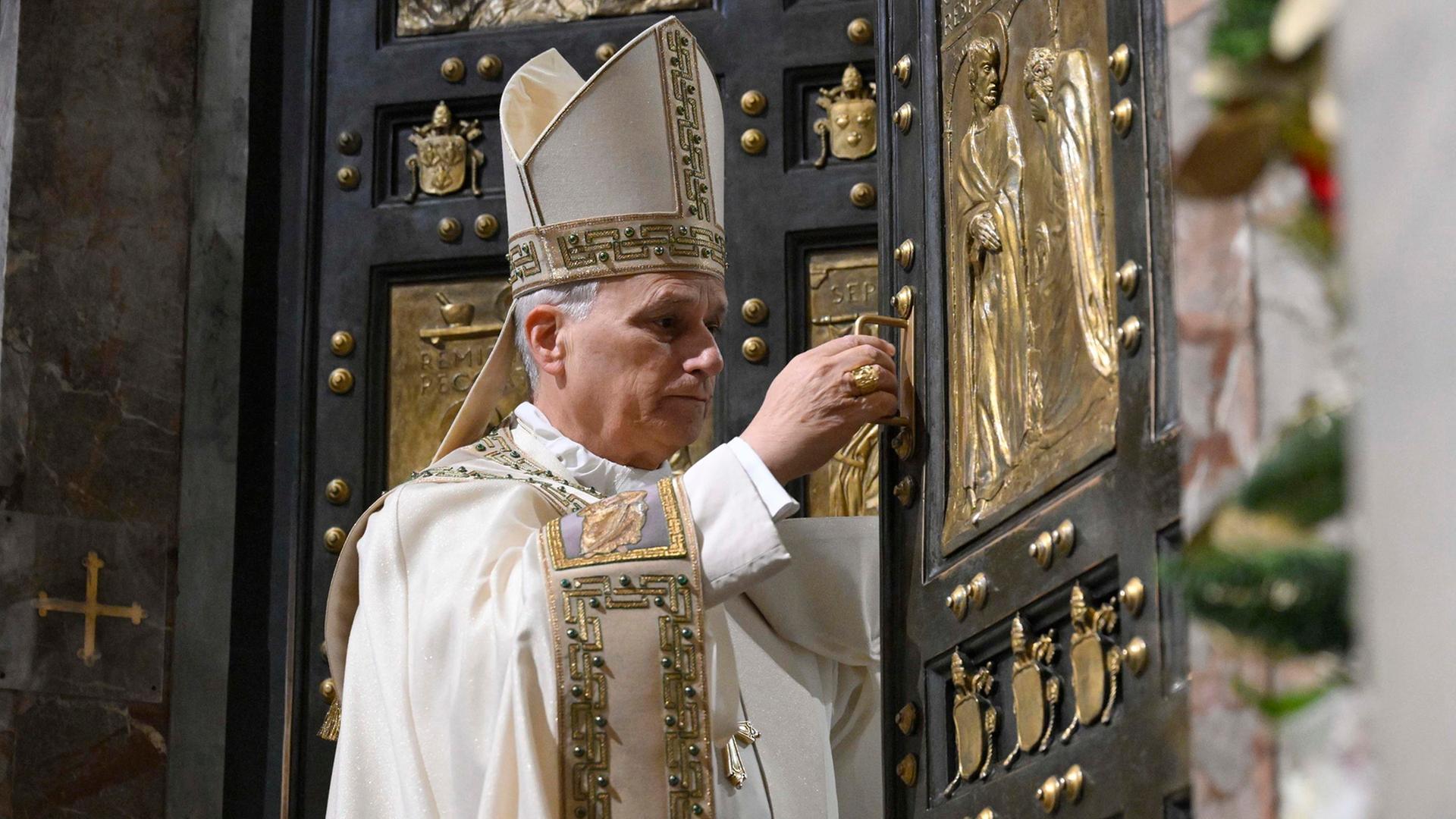 Papst XIV. schließt eine Pforte. | EPA