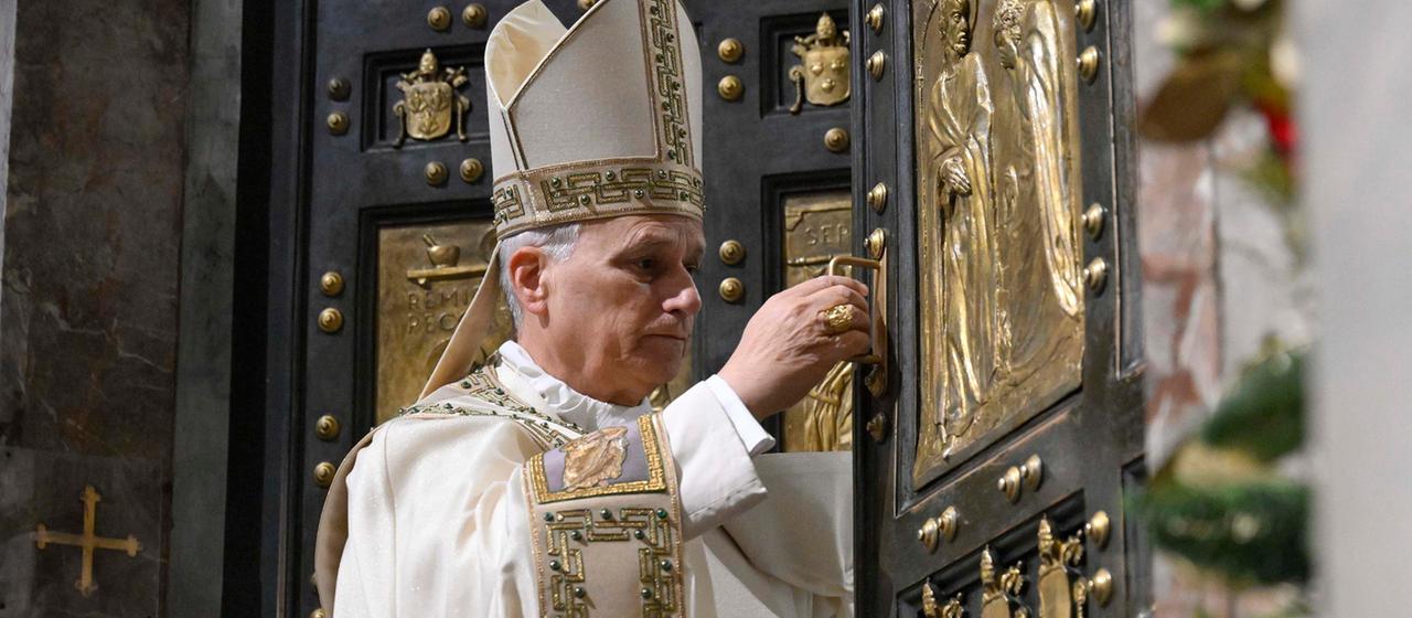 Papst XIV. schließt eine Pforte.