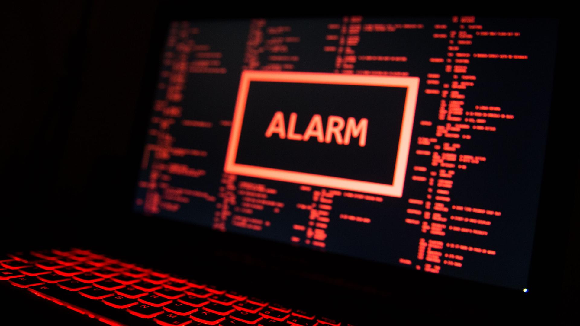 Symbolbild: Auf einem Computerbildschirm erscheint groß ein rotes Fenster mit der Aufschrift 