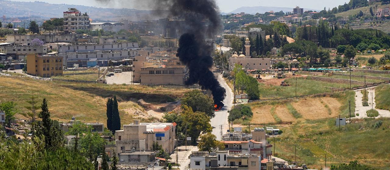 Rauch von einem brennenden Auto im Süden des Libanon.