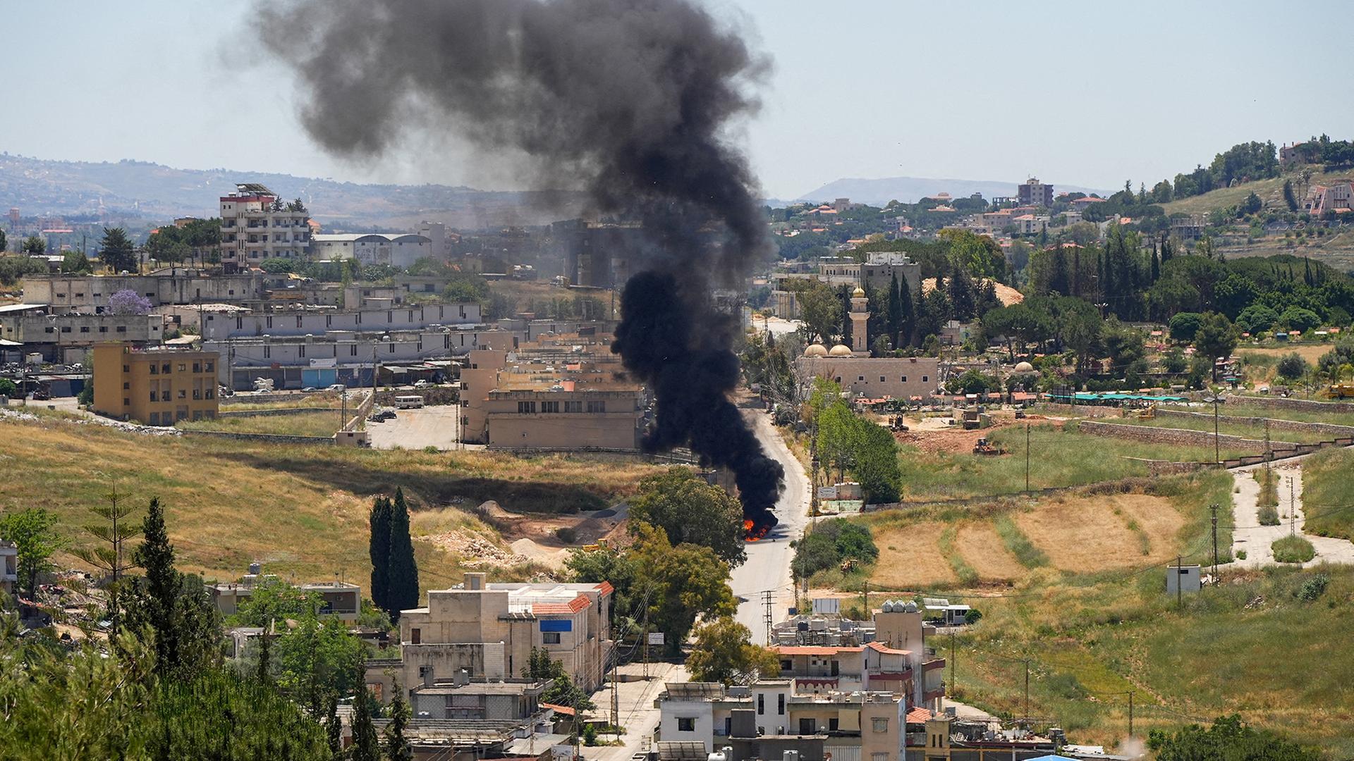 Rauch von einem brennenden Auto im Süden des Libanon. | REUTERS