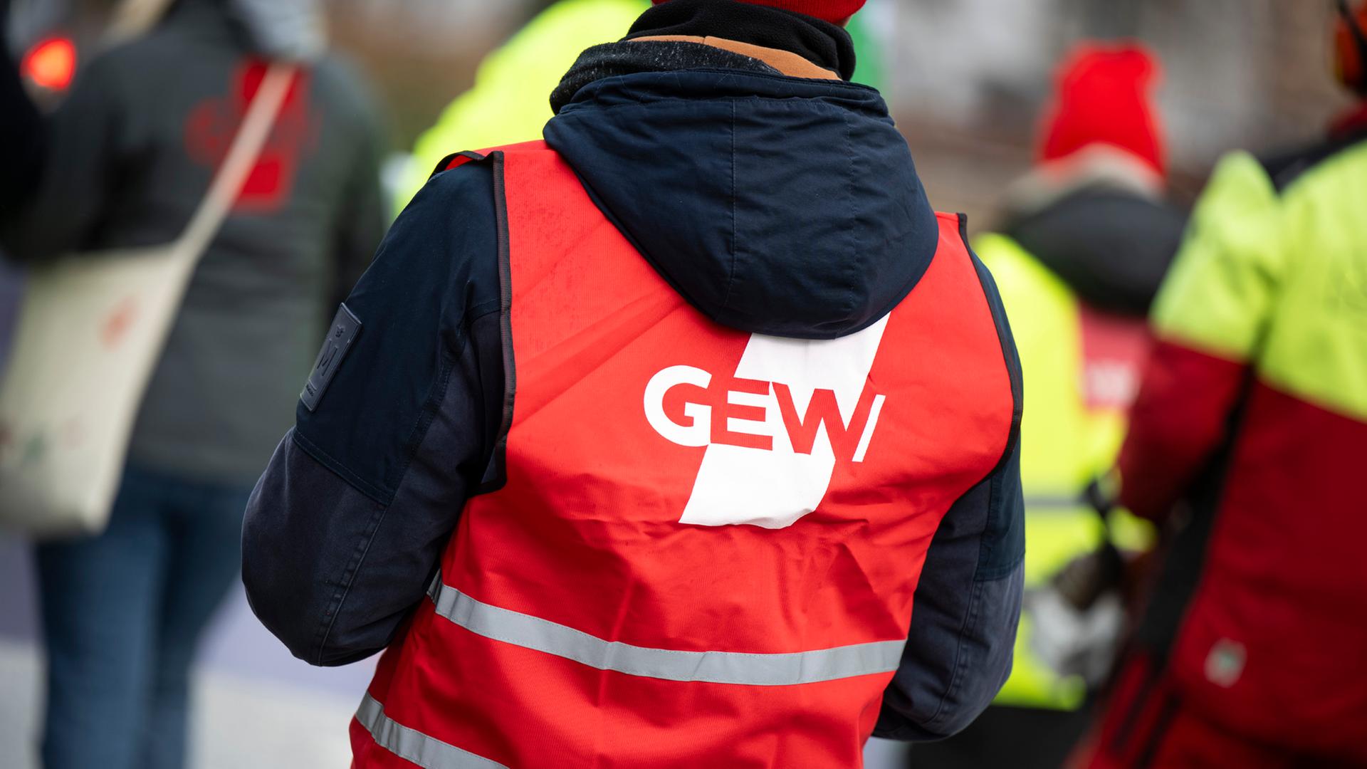 Ein Teilnehmer einer Demonstration in Schwerin trägt eine Warnweste mit dem Logo der Gewerkschaft Erziehung und Wissenschaft (GEW). | picture alliance/dpa
