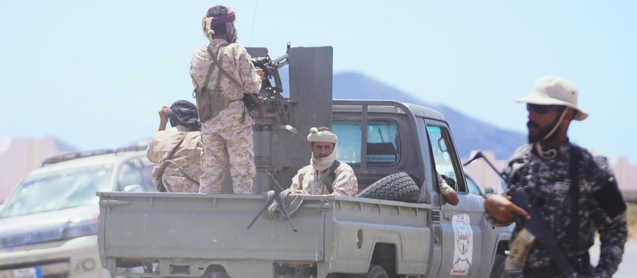 Jemenitische Verstärkungstruppen sind auf der Küstenstraße zwischen Aden und Mokha im Jemen unterwegs.