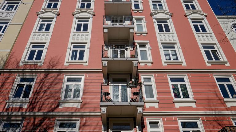 Sonne scheint in Hamburg im Stadtteil Eppendorf auf die Fassaden von Mehrfamilienhäusern