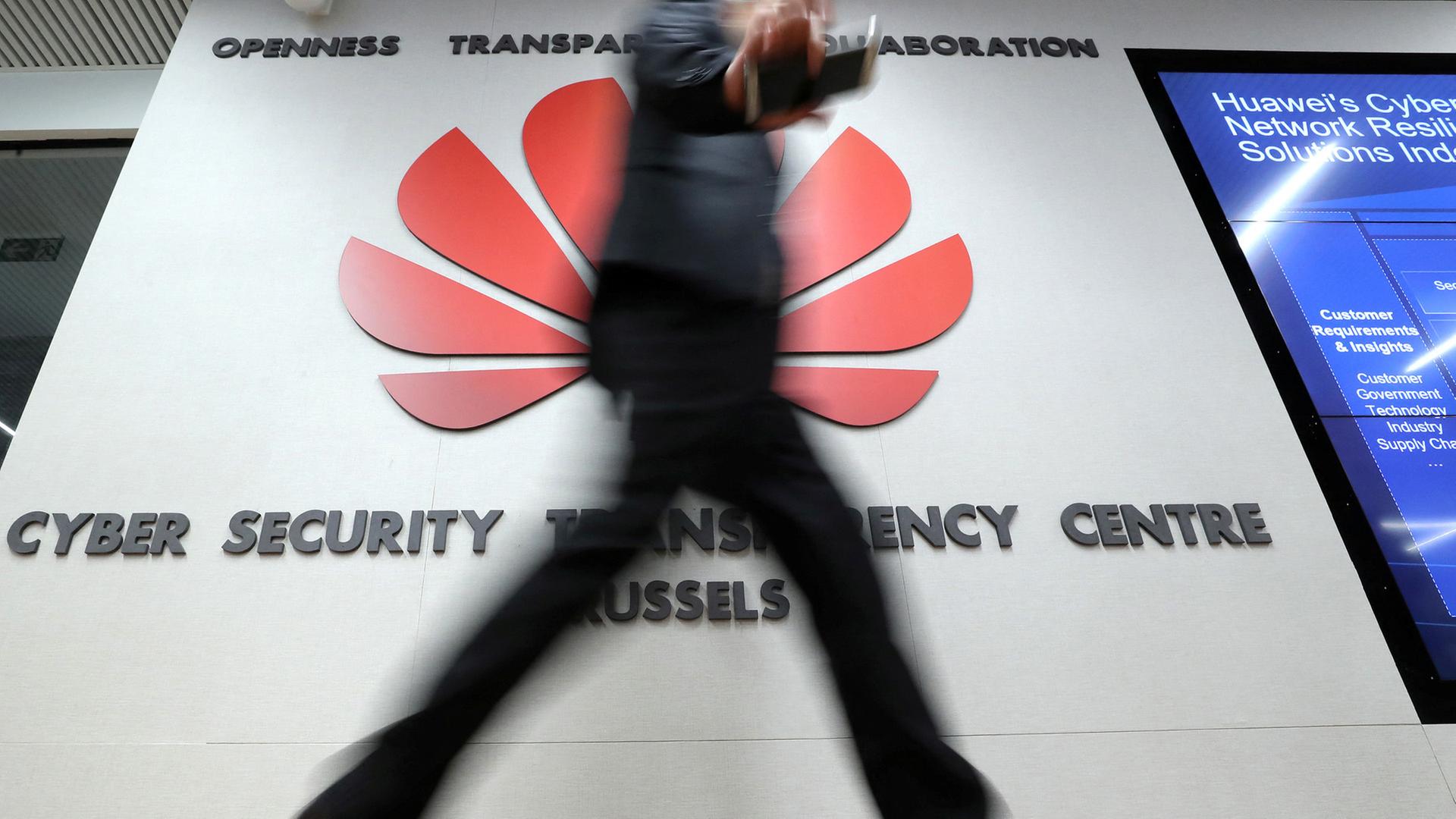 Ein Mann besucht das Huawei Cyber Security Transparency Centre in Brüssel, Belgien. | REUTERS