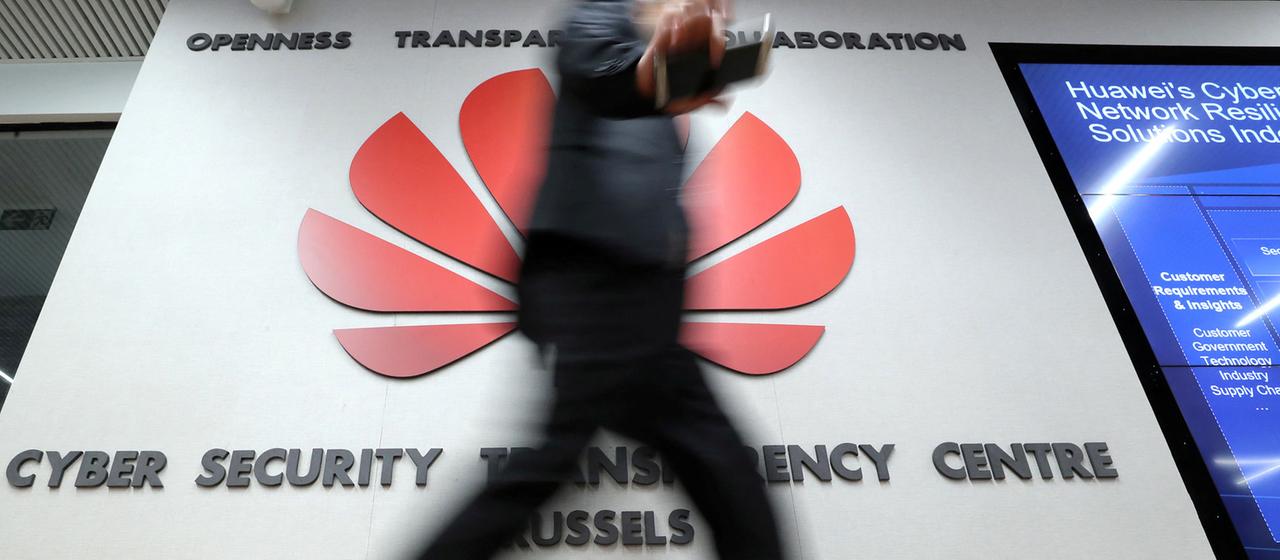 Ein Mann besucht das Huawei Cyber Security Transparency Centre in Brüssel, Belgien.