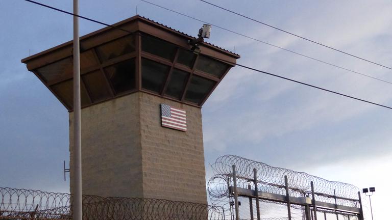 Das Haupttor des Gefängnisses in Guantanamo