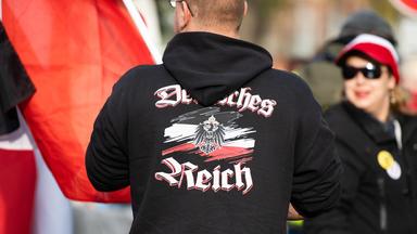 "Deutsches Reich" steht auf einem Sweatshirt.