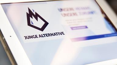 Das Logo der Jungen Alternative ist auf einem Tablet-Bildschirm zu sehen.