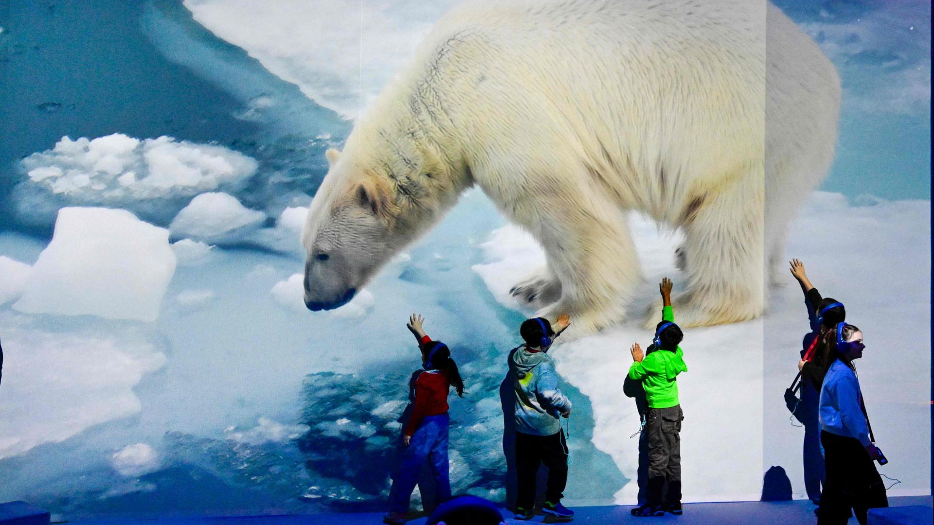 Kinder besuchen die Multimedia-Ausstellung 