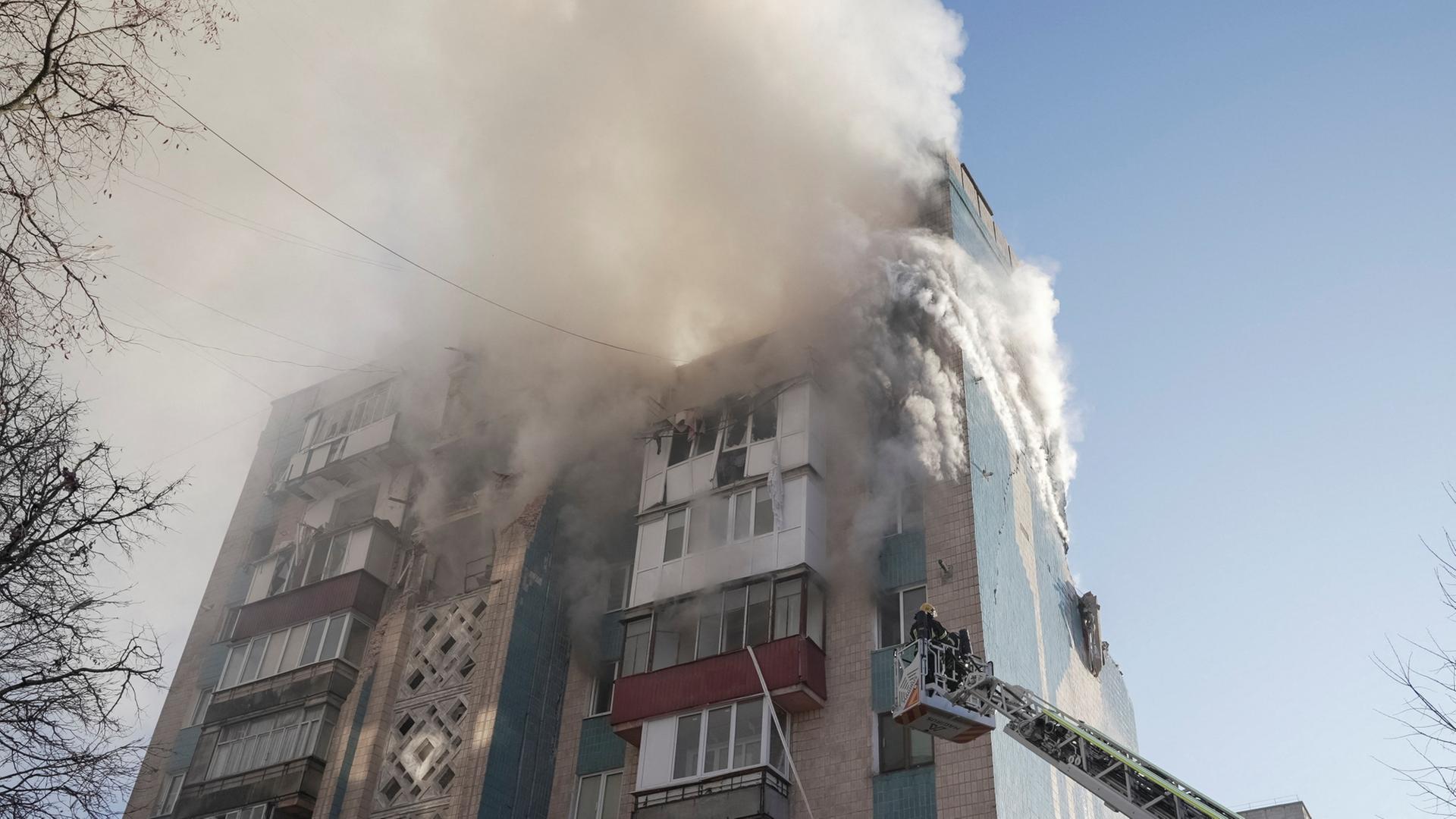Die Feuerwehr löscht ein brennendes mehrstöckiges Wohnhaus in Ternopil. | REUTERS