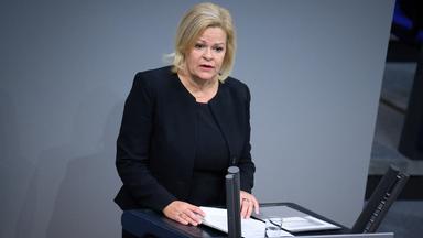 Bundesinnenministerin Nancy Faeser spricht im Bundestag zum Kampf gegen Antisemitismus in Deutschland.