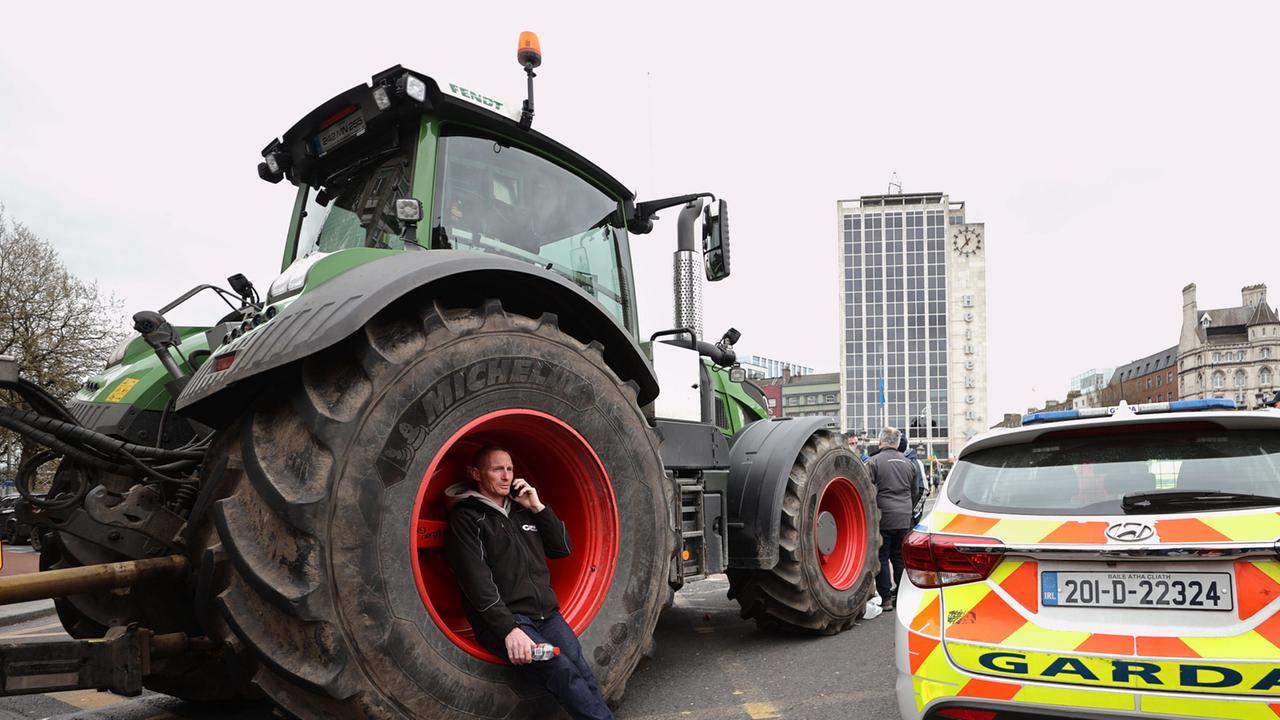 Gegen hohe Spritpreise – Blockaden halten Irland in Atem