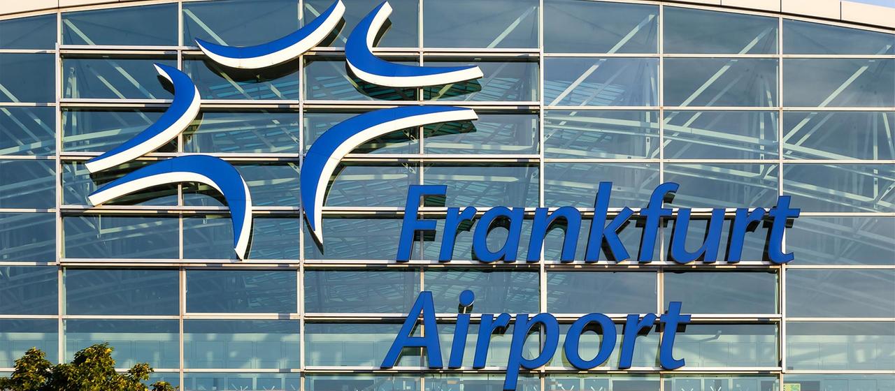 Frankfurt Airport Logo am Terminal 2-Gebäude am Flughafen Frankfurt.