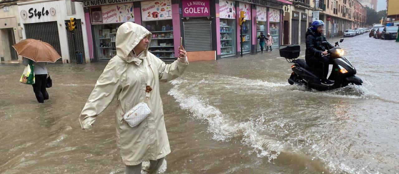 Eine überschwemmte Straße in Malaga, Spanien | EPA Eine überschwemmte Straße in Malaga, Spanien