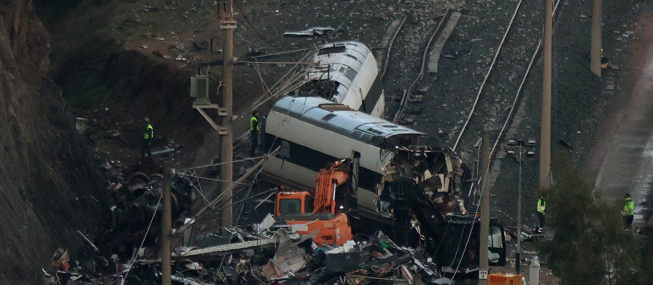 Ein Kran wird bei den Bergungsarbeiten nach einem Zugunglück der Nähe von Adamuz in Córdoba, Spanien, eingesetzt. 