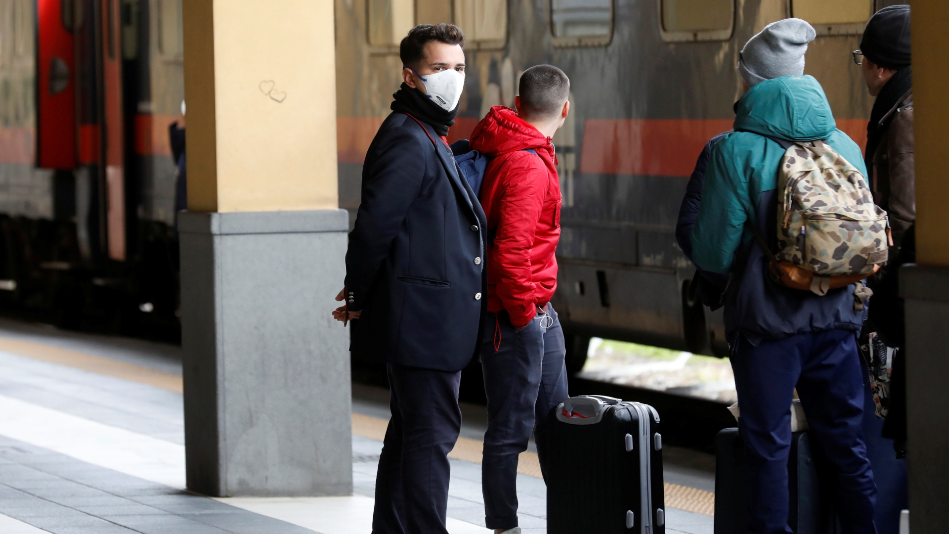 Am Bahnhof von Catania auf Sizilien stehen Reisende vor einem Zug, der aus Mailand angekommen ist - direkt aus der jetzigen Sperrzone. | REUTERS Am Bahnhof von Catania auf Sizilien stehen Reisende vor einem Zug, der aus Mailand angekommen ist - direkt aus der jetzigen Sperrzone.