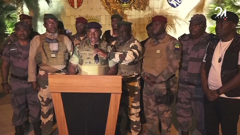 Ein Screenshot von der Fernsehansprache der Militärs in Gabun
