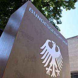 Ein Hinweisschild mit Bundesadler und dem Schriftzug "Bundesgerichtshof", vor dem Bundesgerichtshof