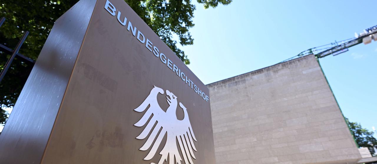 Ein Hinweisschild mit Bundesadler und dem Schriftzug "Bundesgerichtshof" vor dem Bundesgerichtshof