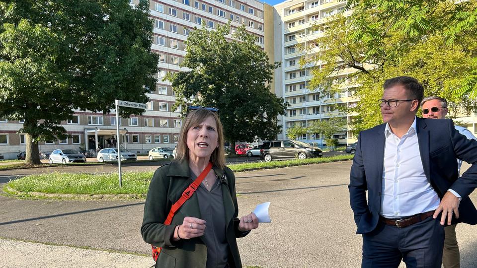 Grit Lemke führt Carsten Schneider durch Hoyerswerda