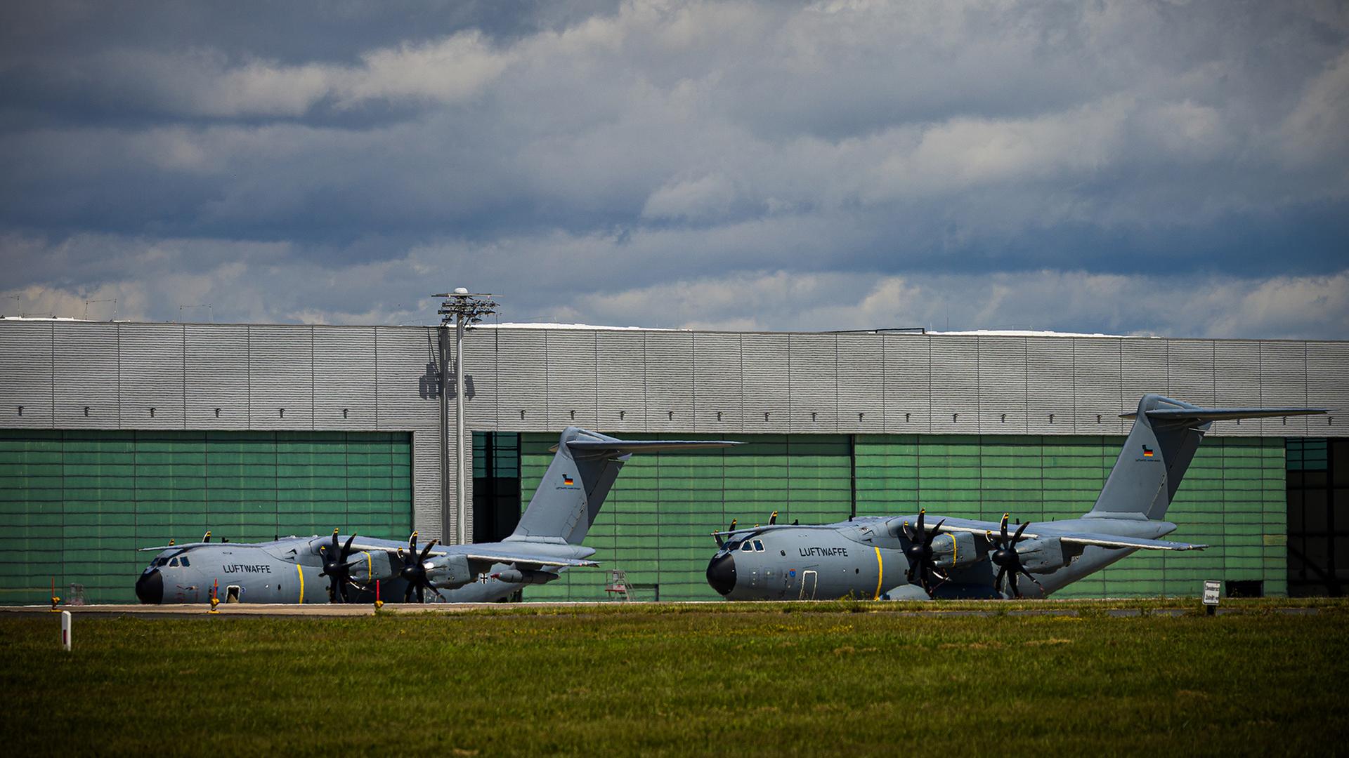 Zwei Flugzeuge des Typ Airbus A400M stehen auf dem Gelände eines Flughafens. | dpa