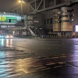 Autos warten am späten Abend des 26.12.2025 bei glatten Straßen an einer Ampel Richtung A100 vor dem Berliner ICC in Charlottenburg (Quelle: rbb / Schneider).