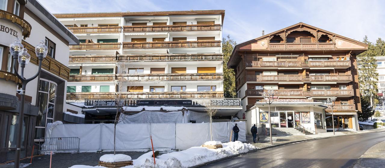 Ein Gebäude in Crans-Montana, in dem die Bar "La Constellation" untergebracht ist