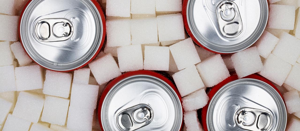 Würfelzucker mit Getränkedose.