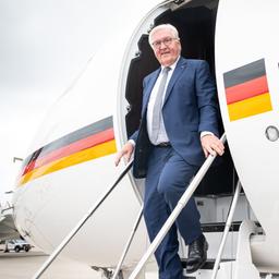 Bundespräsident Frank-Walter Steinmeier steigt nach seiner Ankunft in Washington D.C. aus dem Regierungsflieger.