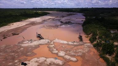 Gerodeter Regenwald, vergrößertes Flussbett und Schürfstellen vom Goldgräbern im Gebiet La Pampa in Peru.