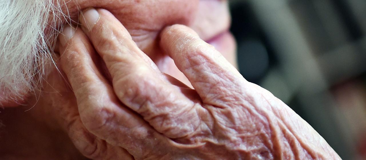 Hände einer alten Frau