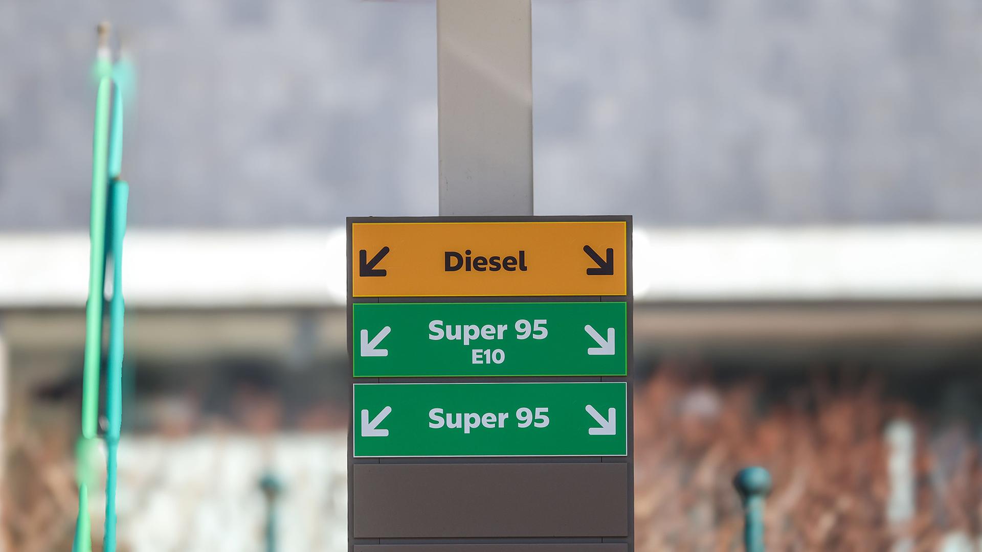 Hinweisschilder mit der Beschriftung «Diesel», «Super 95 E10» und «Super 95» weisen auf Zapfsäulen an einer Tankstelle hin.  | Christoph Reichwein/dpa