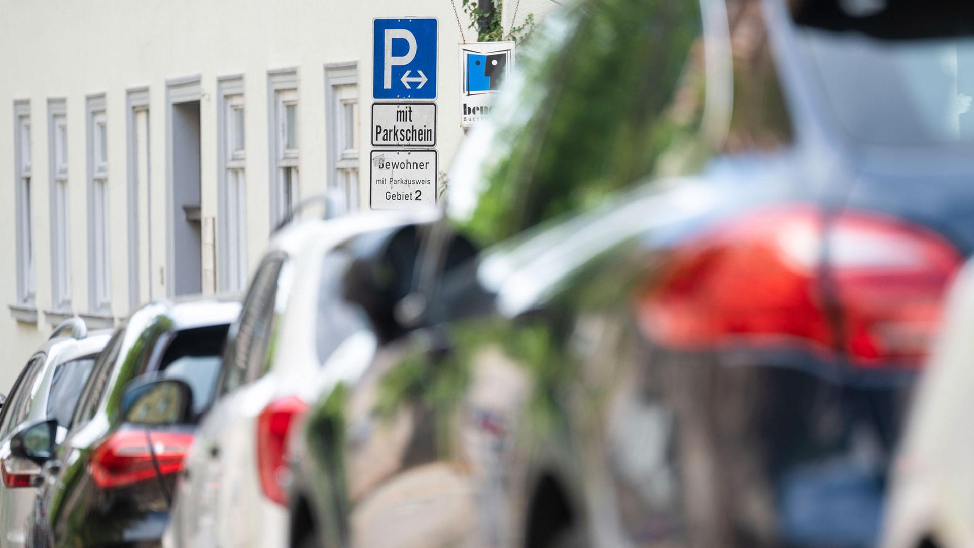 Ein Schild weist in der Innenstadt auf ein Parkgebiet für Bewohner hin.  | picture alliance/dpa