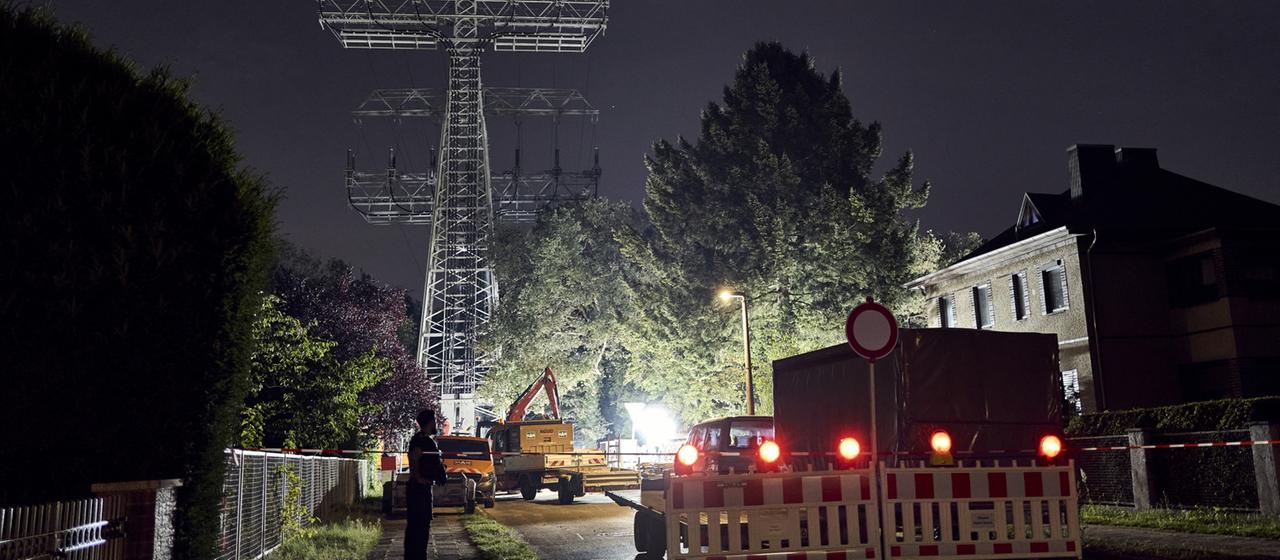 Reparaturarbeiten werden an einem beschädigten Strommast durchgeführt.