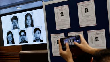 Fotos der fünf von Hongkongs Regierung gesuchten Aktivistinnen und Aktivisten