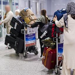 Menschen aus Afghanistan verlassen mit ihrem Gepäck das Flughafengebäude vom Flughafen Hannover-Langenhagen.