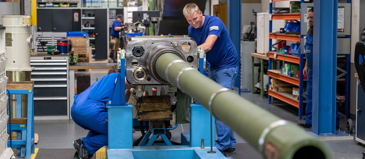 Mitarbeiter bei Rheinmetall arbeiten an einer Kanone für den Kampfpanzer Leopard 2A4.
