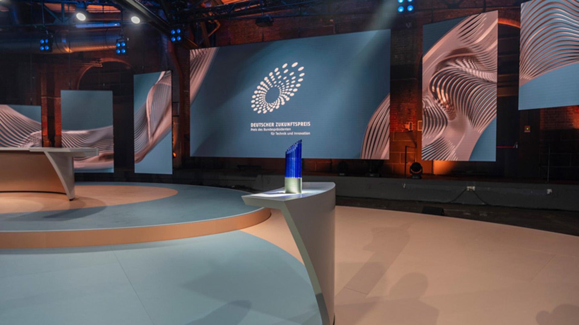 Die Trophäe des Deutschen Zukunftspreis steht auf einem Pult. | ZDF / Ansgar Pudenz