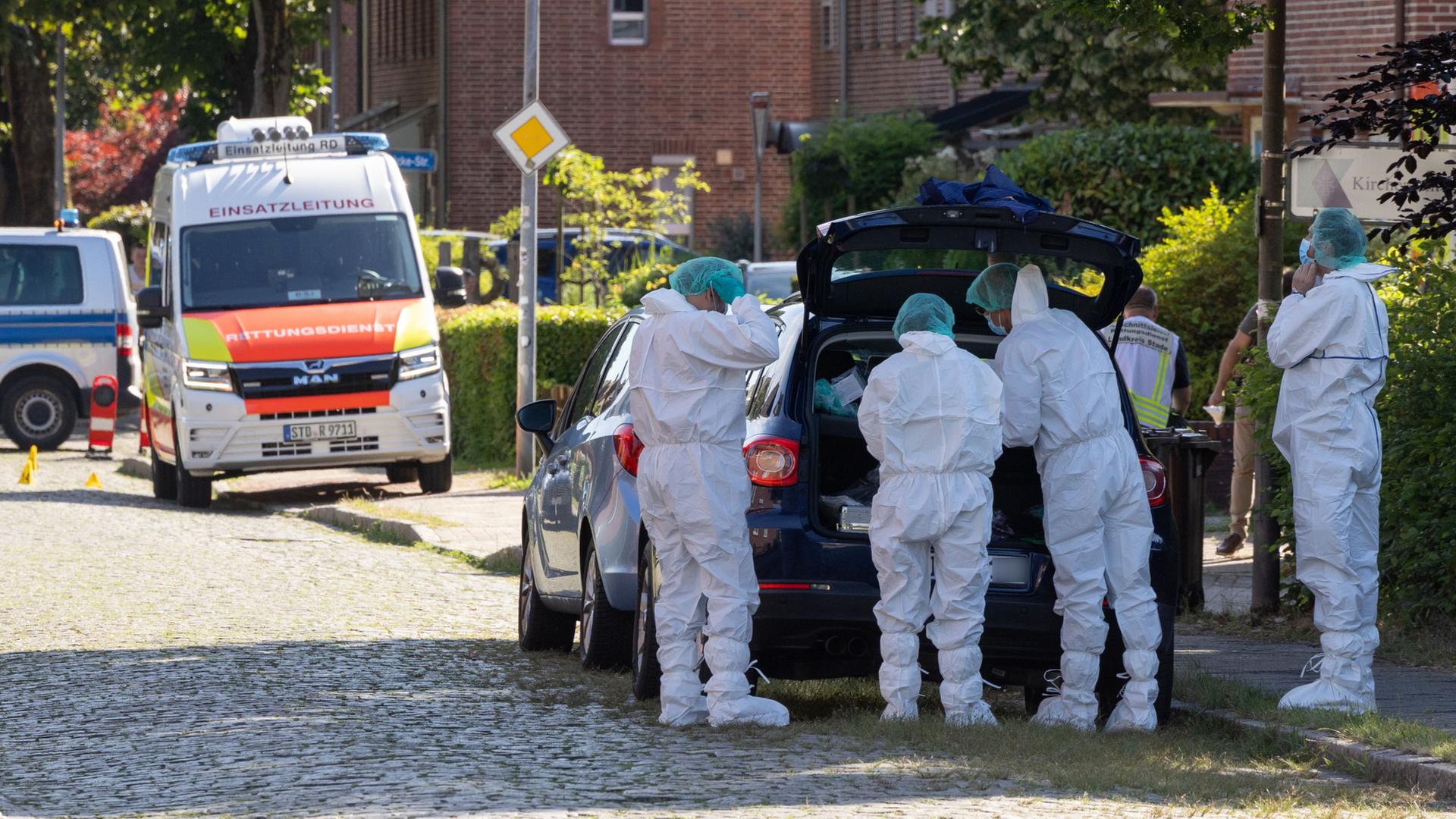 Einsatzkr�fte am Tatort in Stade  | Ulrich Perrey/dpa