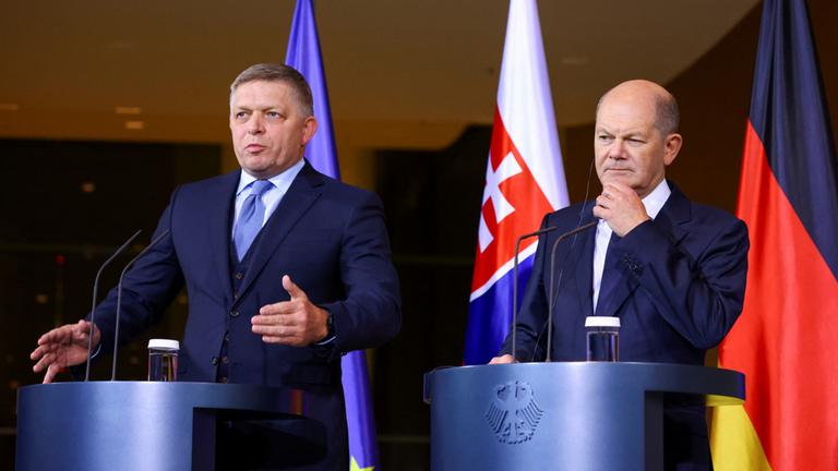 Fico und Scholz bei einer gemeinsamen Pressekonferenz nach ihren Gesprächen
